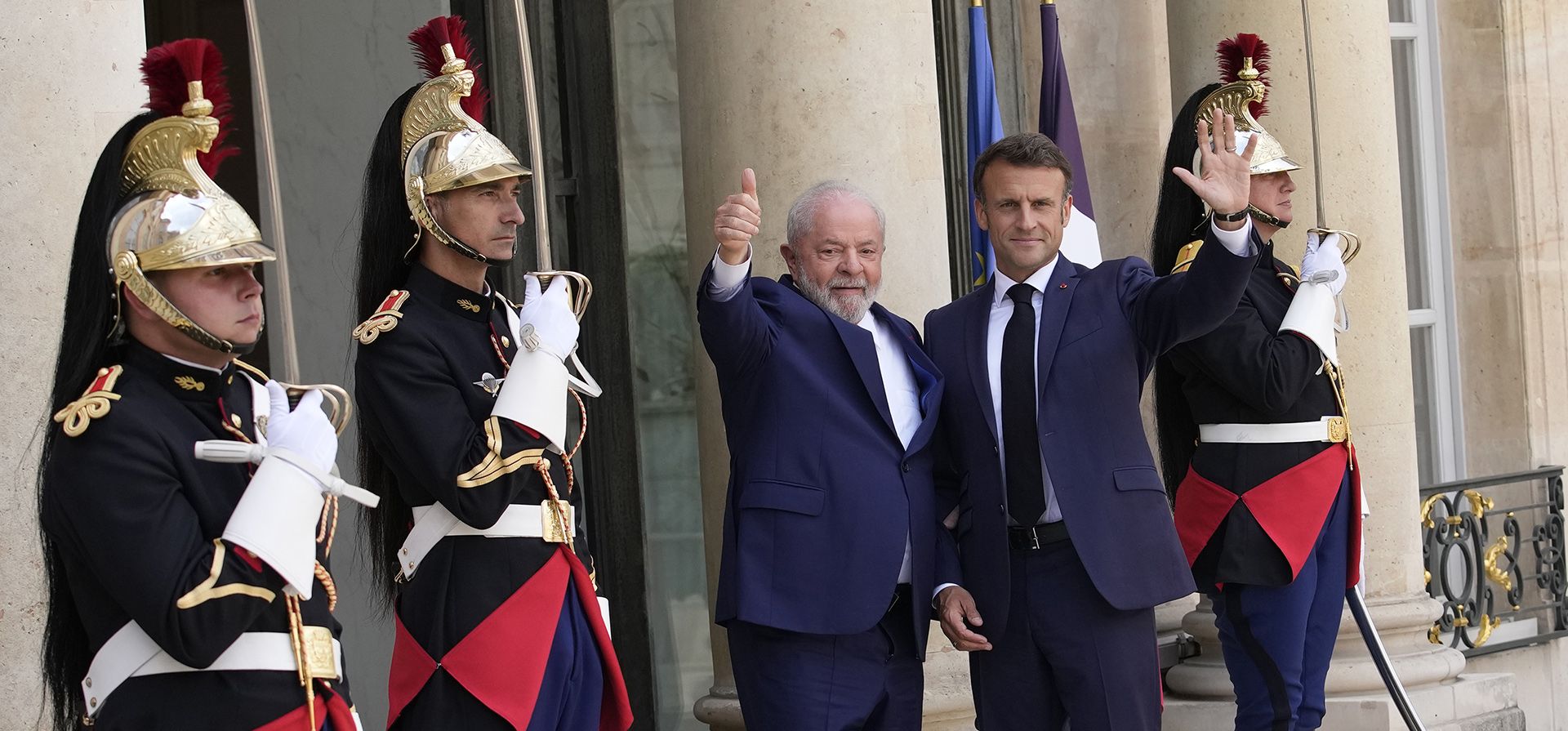 El presidente francés, Emmanuel Macron, le da la bienvenida al presidente brasileño, Luiz Inacio Lula Da Silva, el viernes 23 de junio de 2023 en el Palacio del Elíseo en París. (Foto AP/Christophe Ena) El presidente francés, Emmanuel Macron, le da la bienvenida al presidente brasileño, Luiz Inacio Lula Da Silva, el viernes 23 de junio de 2023 en el Palacio del Elíseo en París. (Foto AP/Christophe Ena)