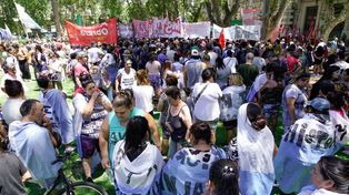 Miles de manifestantes se congregaron en la plaza San Martín para protestar y rechazar el DNU de Milei.&nbsp;