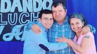 César Sena, ex pareja de Cecilia Strzyzowski, llega al debate acusado del delito de homicidio doblemente agravado en carácter de autor, mientras que sus padres, Emerenciano y Marcela Acuña por ser partícipes necesarios del femicidio.