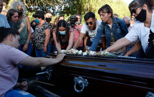 SEPULTURA. Familiares y amigos despiden este miércoles los restos de la joven de 18 años.