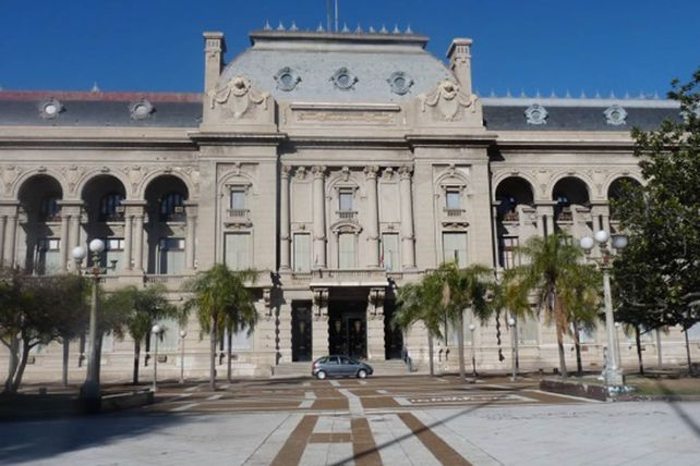 El gobierno de Santa Fe evalúa soluciones para afrontar un aumentro salarial a los docentes.