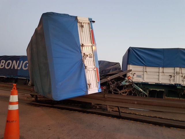 Impactante choque entre tres camiones en el puente de Zárate