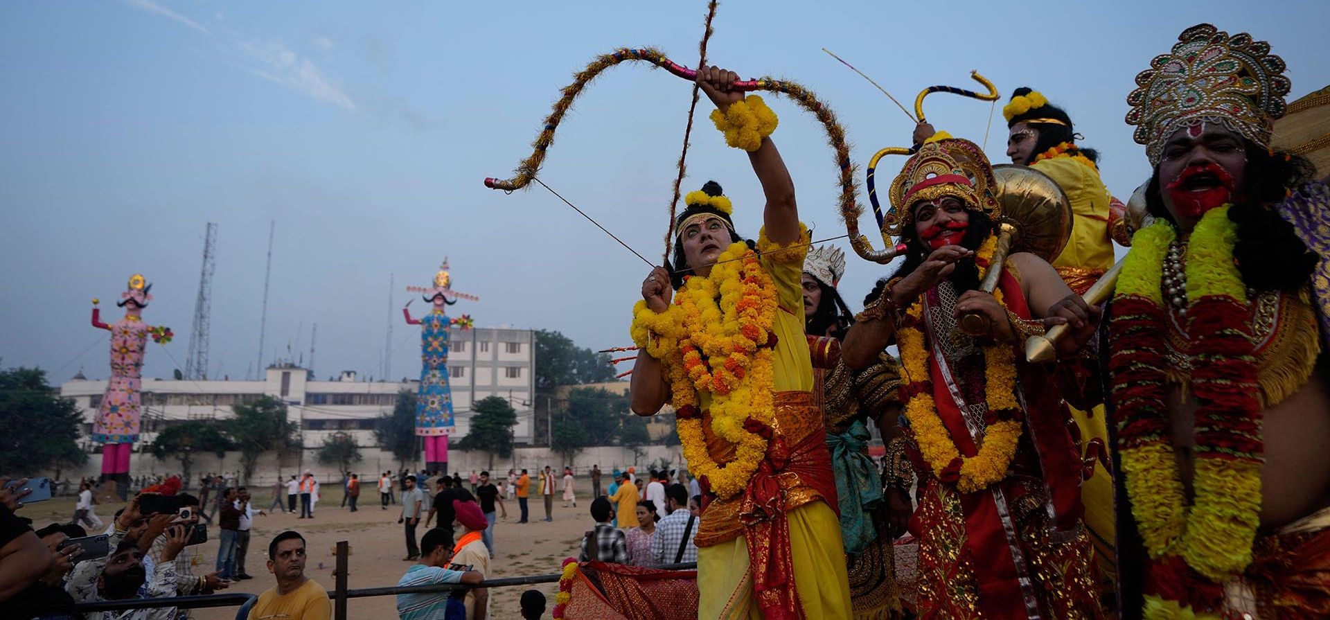 Artistas disfrazados de dioses hindúes gritan consignas religiosas durante las festividades de Dussehra en Jammu, India, el jueves 2 de octubre de 2025. (Foto AP/Channi Anand) Artistas disfrazados de dioses hindúes gritan consignas religiosas durante las festividades de Dussehra en Jammu, India, el jueves 2 de octubre de 2025. (Foto AP/Channi Anand)
