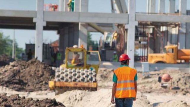 La paralización de la obra pública dispuesta por el gobierno nacional golpea a la economía y Santa Fe no es la excepción.