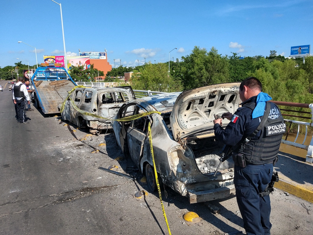 Decenas de autos calcinados fueron retirados este viernes de las autopistas y avenidas de Culiacán. 