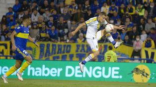 Marco Ruben intenta dominar con la rodilla izquierda, ante el asedio del Pulpo González.