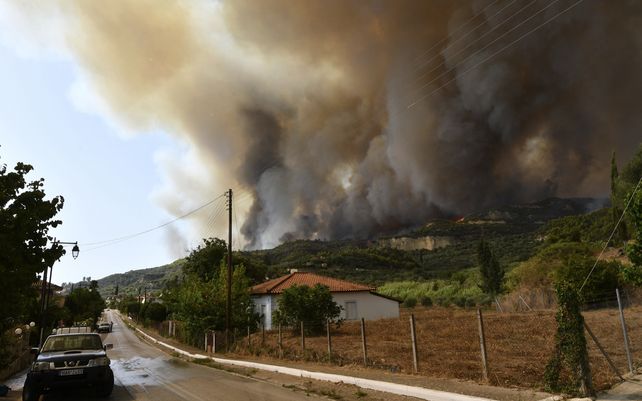 Grecia batalla contra los incendios a las puertas de Atenas