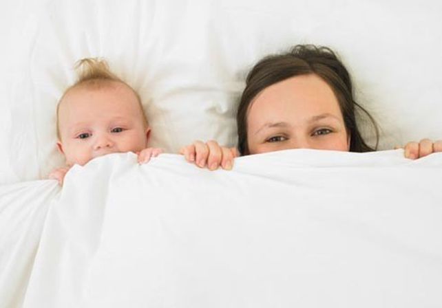 Aseguran que el colecho reduce un 50% el riesgo de muerte súbita en los bebés