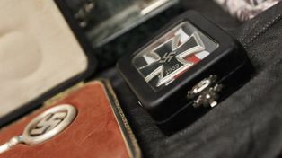 Descubren detrás de un muro el mayor tesoro de artefactos nazis jamás hallado en Argentina