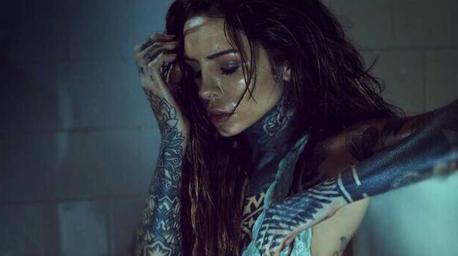 Candelaria Tinelli desbordó sensualidad en una producción de fotos desde la bañera