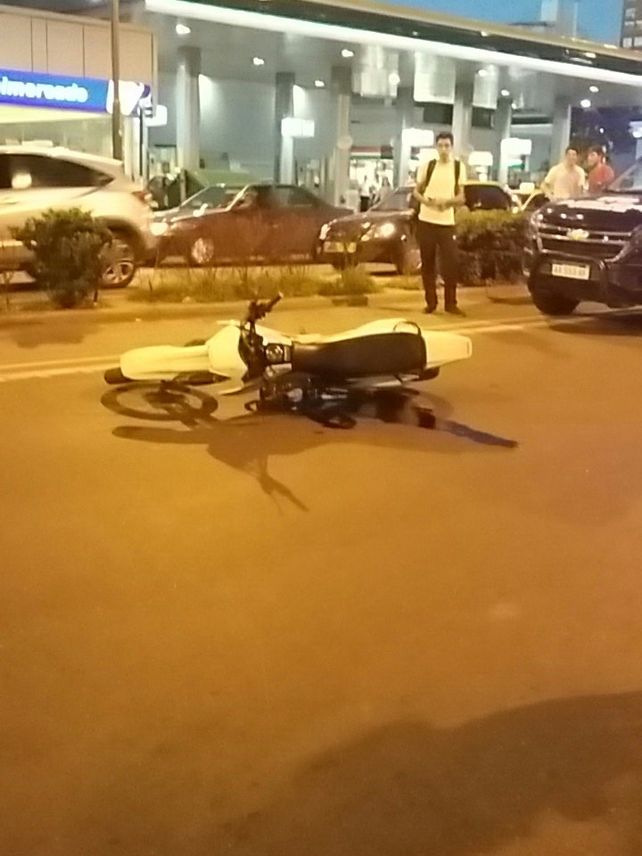 La moto que causó la tragedia quedó tirada cerca de calle Sarmiento.&nbsp;