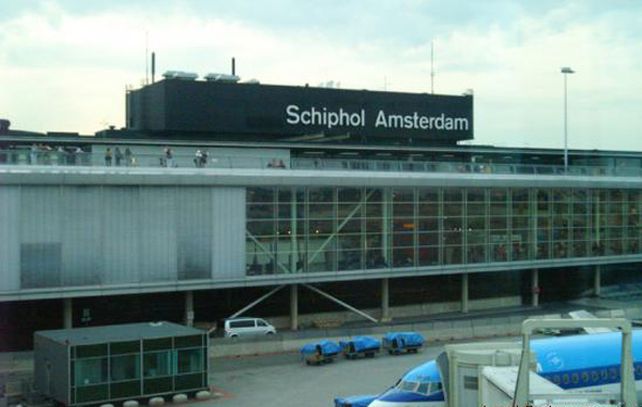 El hombre se metió en la pista apretando un botón de apertura de una salida de emergencia y el vehículo al que se subió era de una empresa de servicios del aeropuerto.