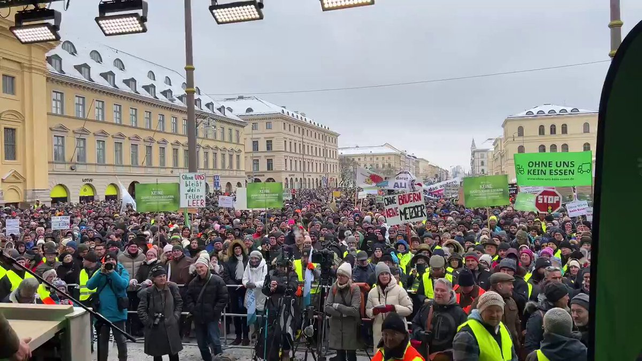 Pese al fr&iacute;o del invierno, millones de alemanes marcharon en repudio de las negociaciones de AfD con los neonazis para deportar ciudadanos africanos.