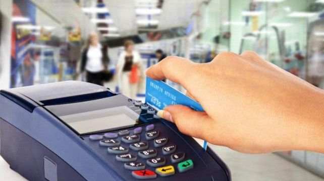 AFIP obligará a los comercios y prestadores de servicios a aceptar pagos con tarjetas de débito
