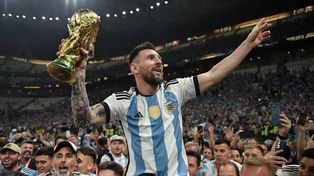 Lionel Messi con la Copa del Mundo que tanto buscó y soñó.