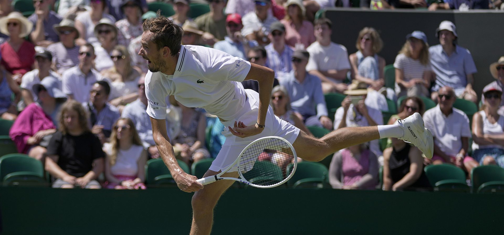 Daniil Medvedev de Rusia sirve a Adrian Mannarino de Francia en un partido individual masculino en el quinto día del campeonato de tenis de Wimbledon en Londres, el viernes 7 de julio de 2023. (Foto AP/Kin Cheung) Daniil Medvedev de Rusia sirve a Adrian Mannarino de Francia en un partido individual masculino en el quinto día del campeonato de tenis de Wimbledon en Londres, el viernes 7 de julio de 2023. (Foto AP/Kin Cheung)