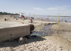 Caños de desagüe a la vista y basura en las playas de la Rambla Catalunya