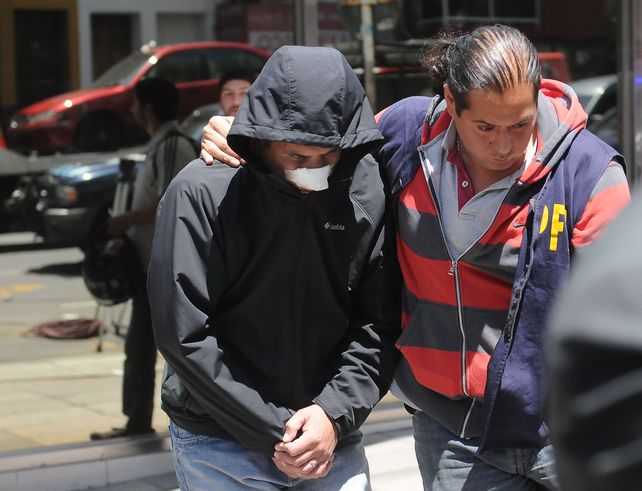 El conductor el día que se retiraba del hospital porteño donde fue asistido por las lesiones.