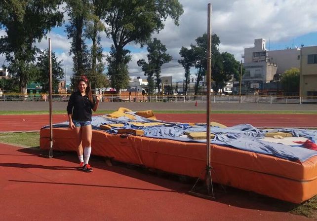 Betsabé Páez en la pista municipal rosarina en uno de los entrenamientos.