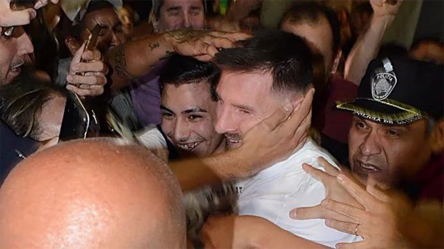 Lionel Messi causó revuelo con su llegada al país para el amistoso que disputará la Selección Nacional de fútbol contra Panamá este jueves. El capitán de la albiceleste salió a cenar a una parrilla en el barrio porteño de Palermo y debió ser escoltado por la Policía de la Ciudad debido a la multitud que deseaba una foto con el rosarino.