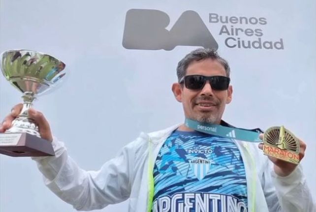 El atleta rosarino ciego Hugo Acuña se consagró en la Maratón Internacional de Buenos Aires.