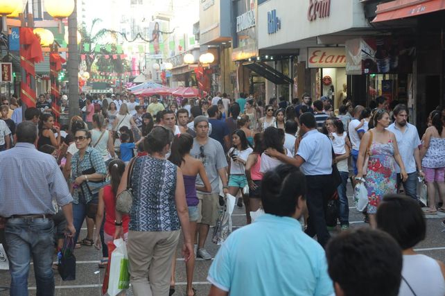 peatonal gente consumo navidad