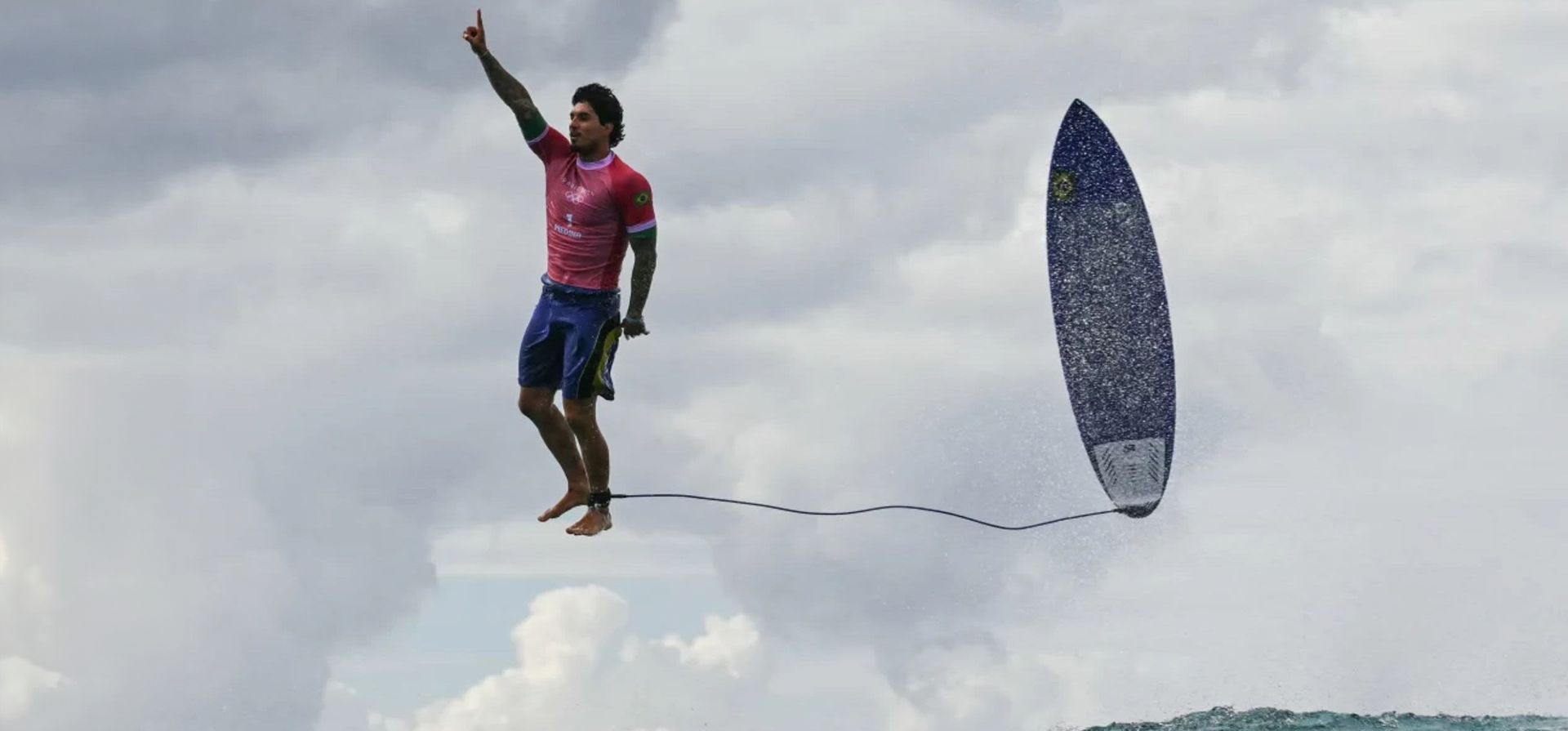 Inesperadamente, la foto del surfista brasileño Gabriel Medina se convirtió en una de las mejores de los Juegos Olímpicos de París 2024. El fotógrafo francés Jerome Brouillet capturó la imagen para la agencia AFP. Inesperadamente, la foto del surfista brasileño Gabriel Medina se convirtió en una de las mejores de los Juegos Olímpicos de París 2024. El fotógrafo francés Jerome Brouillet capturó la imagen para la agencia AFP.