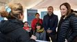 Una vecina habla con la gobernadora de Buenos Aires mientras Frigerio observa la escena. Una vecina habla con la gobernadora de Buenos Aires mientras Frigerio observa la escena.
