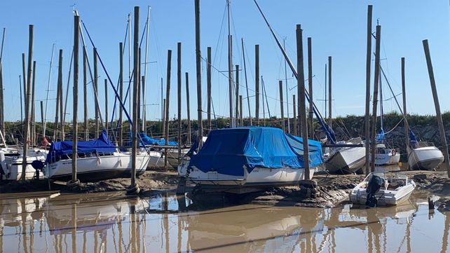 Embarcaciones sobre el barro en el Club Remeros Alberdi.