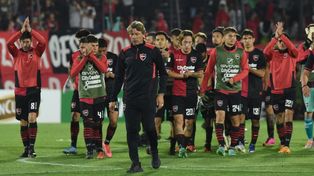 Heinze encabeza el camino hacia el vestuario con sus jugadores tras la derrota ante Estudiantes.