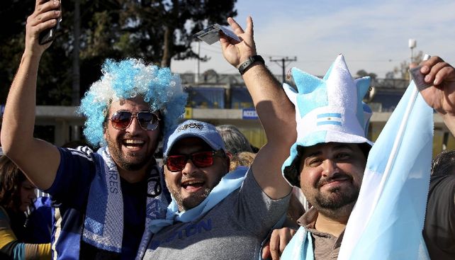 Los hinchas argentinos animan la previa del partido contra Jamaica