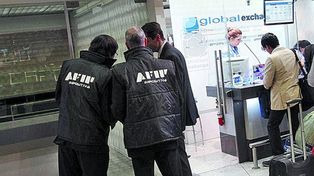Afip detectó que 6.800 personas compraron dólares y no viajaron al exterior