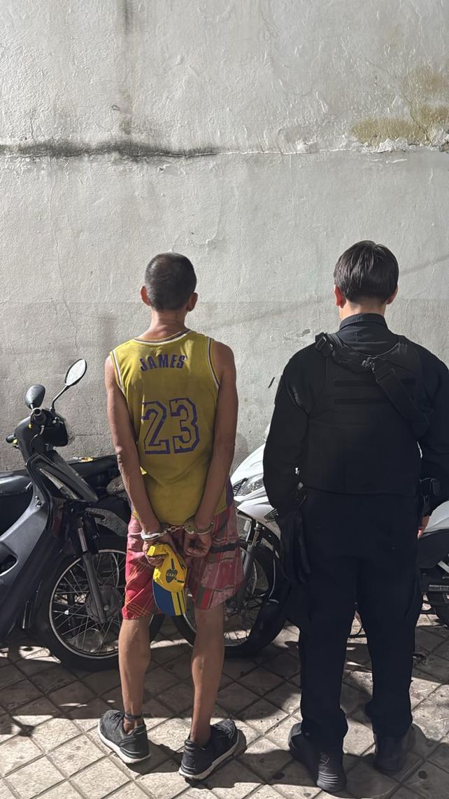 Una taxista denunció que un cuidacoches le rompió la luneta de un piedrazo el martes 24 de febrero de 2026 en Alvear y Brown. El sospechoso de 46 años fue detenido en avenida Estanislao López y Moreno.