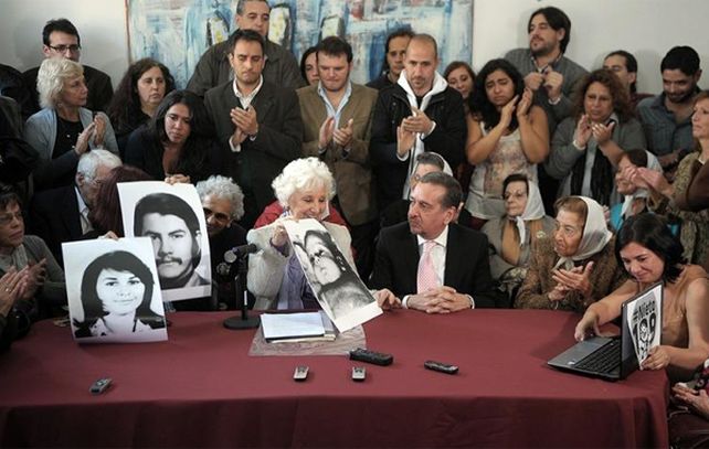 Pablo Athanasiu Laschan no estuvo presente en la conferencia de prensa en que se anunció la recuperación de su identidad