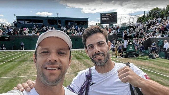 Horacio Zeballos (gorro) junto a Granollers luego del pasaje a la final.
