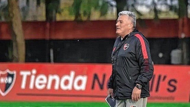 Adrián Coria estará sentando en el banco de Newells ante Instituto en el Parque Independencia.