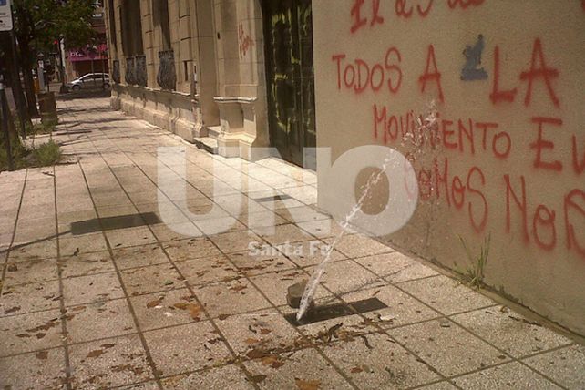 Vecinos de Candioti Norte denuncian desde hace días la rotura de un caño de agua