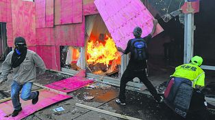 vandalismo. Grupos de black blocs lanzaron bombas molotov y saquearon el Ministerio de Agricultura.