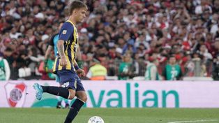Luca Raffin, debut absoluto en Rosario Central, compartió defensa con Juan Giménez, también de 18 años. Fue goleada de River en el Monumental.