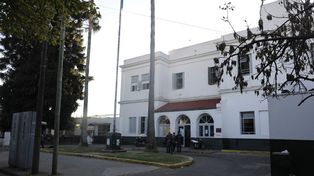 Herido con dos balazos letales, Angel Maldonado fue trasladado por sus familiares desde Villa Gobernador Gálvez al Hospital Roque Sáez Peña.&nbsp;