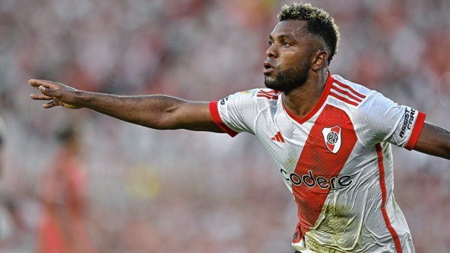 Miguel Borja festeja el gol de River ante el Bicho.