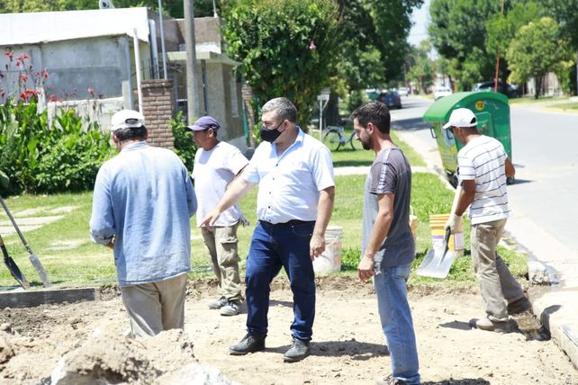 En acción. Los trabajos en las calles y entre los obreros se observa a un ingeniero y Fiorenza supervisando.&nbsp;