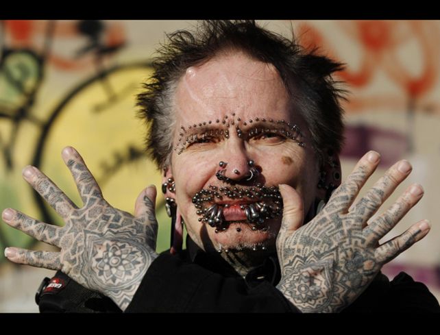 Dubai le prohibió la entrada a un hombre que tiene 453 piercings, dos cuernos y numerosos tatuajes