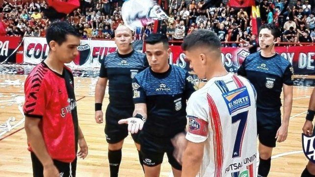 El árbitro Leandro Vivas fue agredido en un partido de la Senior de Liga Santafesina.