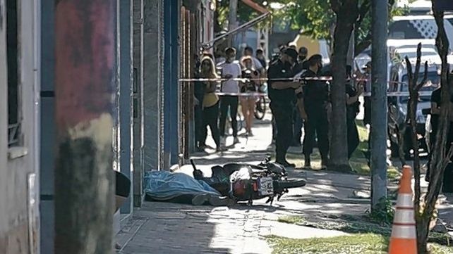 Rosario. El enfrentamiento a tiros dejó un delincuente muerte y un policía herido. Otro de los ladrones