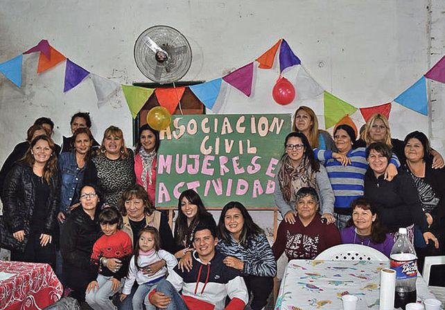 Preparativos. Desde enero se juntan para organizar el encuentro de julio y acondicionar la ropa.