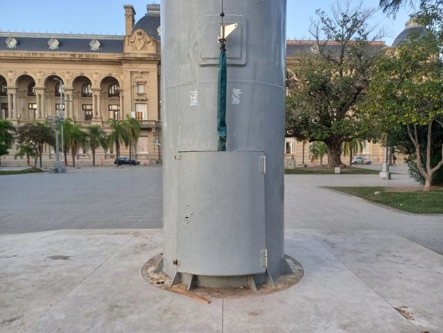 La base del mástil frente a la Casa de Gobierno de Santa Fe. Allí un policía sufrió la pérdida de dos falanges de su mano derecha.