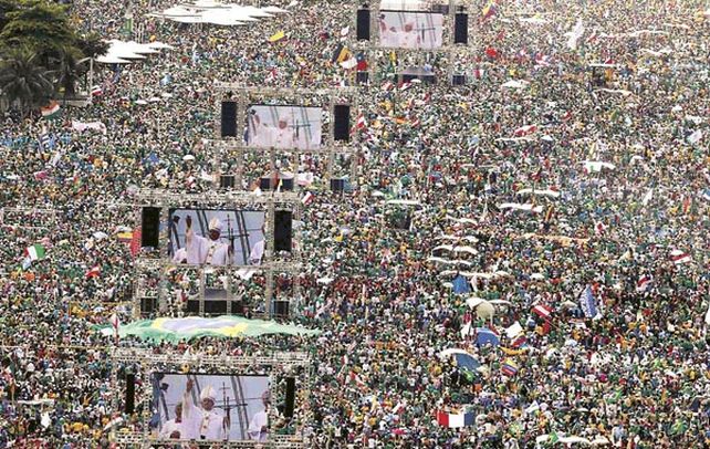 Un mar de gente. Más de tres millones de jóvenes siguieron la misa en la playa de Copacabana