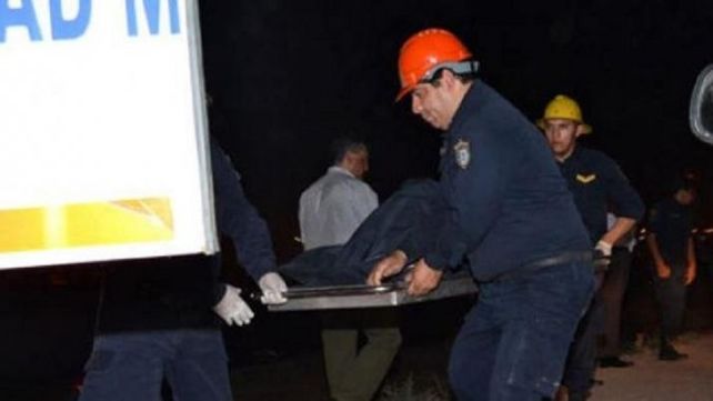 Una mujer murió en un colectivo y los choferes tiraron su cuerpo a la banquina