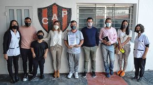 Directivos del Club Patronato y Escuela de Educación Integral N° 10 “Melvin Jones junto al alumno Alonso Villagra.&nbsp;